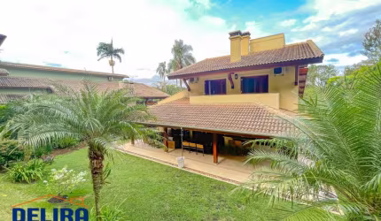 Excelente Casa em Condomínio com Características de Campo