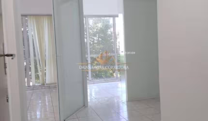 Sala comercial Jardim do mar, com divisória e banheiro privativo.