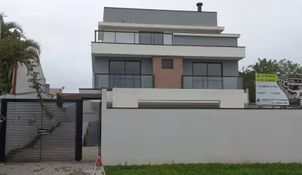 Ótimo sobrado em condomínio fechado