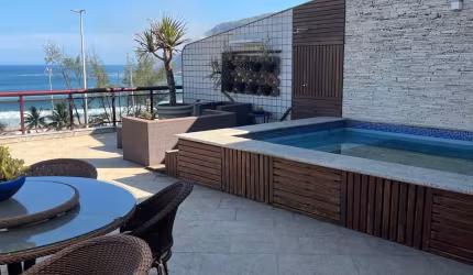 Espetáculo de cobertura na beira da praia do Recreio com 4 quartos mais dependências, sauna hidro e piscina
