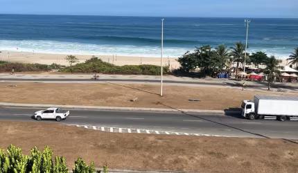 Espetáculo de cobertura na beira da praia do Recreio com 4 quartos mais dependências, sauna hidro e piscina