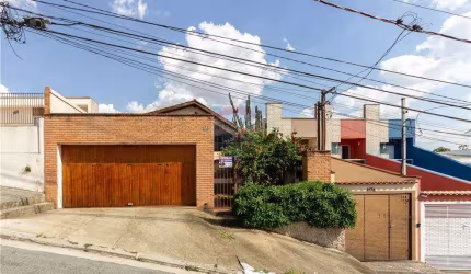Sobrado com 4 dormitórios, sendo 1 suíte com closet + edícula em terreno de 500m².
