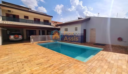 Casa Jardim Dona Regina piscina e churrasqueira.