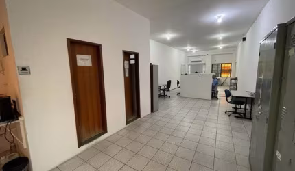 Oportunidade de prédio comercial em fase final de reforma. Ótimo para comércio, cursinhos , galpão ou depósito.