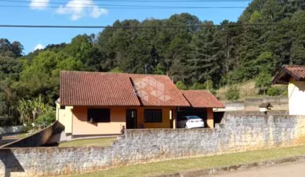 Casa plana mobiliada e terreno amplo.