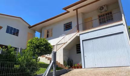 Duas casas em terreno amplo