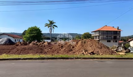 Amplo terreno de esquina