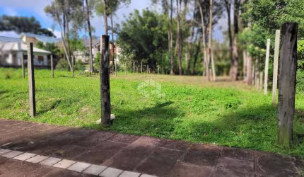 Terreno grande, plano, elevado e bem cuidado no Juriti.