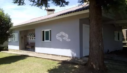 Duas casas, uma alvenaria e outra madeira, de frente para rua.