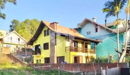 Linda casa com 3 dorm. sendo 1 suíte no Logradouro