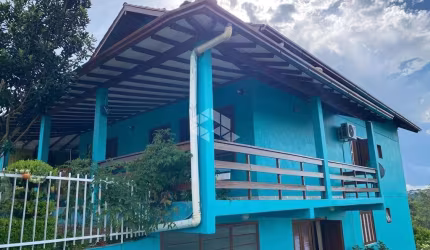 Casa com amplo terreno próximo ao centro da cidade