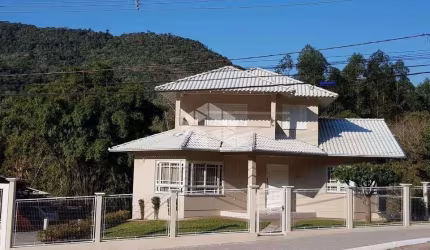 Bela casa de 3 pavimentos