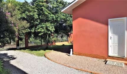 Bela casa de alvenaria com edícula aos fundos na Vila Germânia.