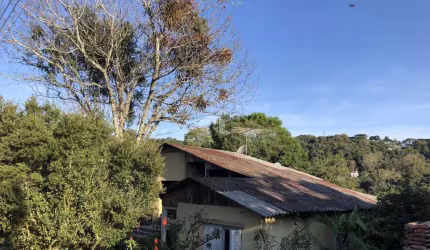 Casa no Logradouro com 3 quartos, 2 banheiros.