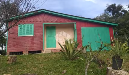 Casas de Chalé e Alvenaria em amplo terreno na Linha Olinda