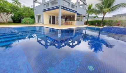 Linda casa, com 6 suítes, 560 m² de área construída, piscina, Enseada