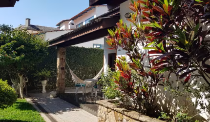 Linda casa em condomínio fechado, 459 m² de área útil, 4 dormitórios, Carapicuíba.  ‌