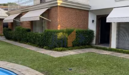 Sobrado lindo em meio a um jardim exuberante na Vila Madalena, para locação