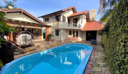 Casa à venda em São Leopoldo, Bairro Pinheiro - Com Sacada, Churrasqueira e Piscina