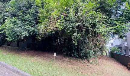 Terreno à venda em condomínio fechado