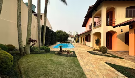 Casa à venda no bairro Cristo Rei- Mobiliada e com piscina