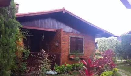 Linda Casa em Condomínio Hotel Resort Gravatá à Venda.
