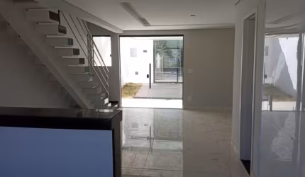 Casa à venda  Duplex 115 m² de  área construída  3 quartos sendo 1 suíte, Bairro Santa Amelia.