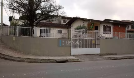 Casa com 3 dormitórios sendo 1 suíte à venda, 190 m² por R$ 950.000 - Bom Retiro - Joinville/SC