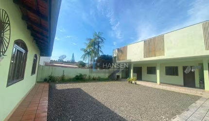 Casa com 4 dormitórios sendo 1 suíte à venda, 200 m² por R$ 900.000 - Saguaçu - Joinville/SC