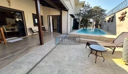 Casa com 1 suíte  + 2  dormitórios à venda, 243 m² por R$ 1.350.000 - Vila Nova - Joinville/SC