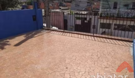 Casa de 93m² com 2 Dormitórios e Amplo Quintal em Localização Privilegiada