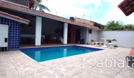 Linda casa com 3 dorm, piscina, churrasqueira e vaga para 3 autos em Itanhaém - SP