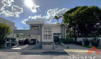 Casa de 3 dormitórios com 3 suítes de 360m² e vaga de garagem - Terras do Madeira