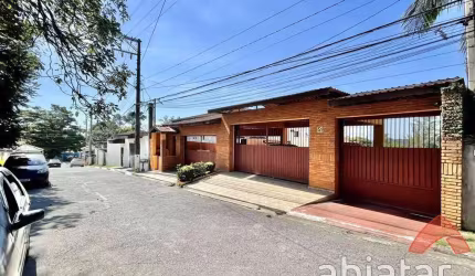 Casa de 3 dormitórios com suíte de 490m² com vaga de garagem - Chácara dos Lagos