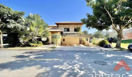 Casa de 610m² com 6 dormitórios com 2 vagas de garagem - Moinho Velho