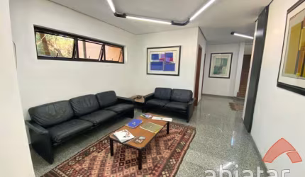 Sobrado com 366m² de 11 dormitórios para compra no Jardim América