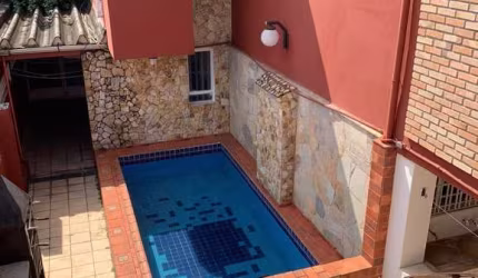 Sobrado com 150m² de 5 dormitórios e vaga de garagem - Jardim Taboão