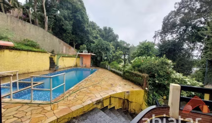 Casa com 3 dorms, piscina e 2.153 m² de terreno no Jardim Iolanda – Taboão da Serra