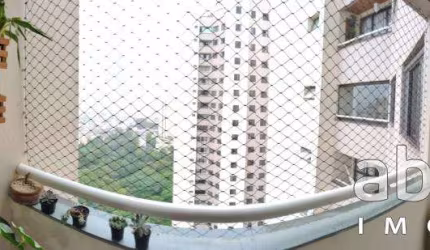 Apartamento dois quartos, com varanda e vaga de garagem.