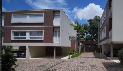 Casa Triplex em Condomínio Fechado no Morumbi com 334 m2 de Área Privativa