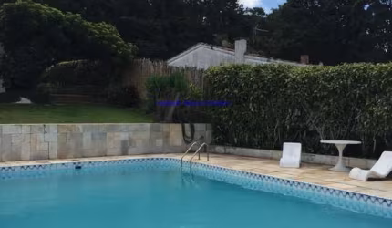 Casa 480m², 04 dormitórios (sendo 02 suítes), 03 banheiros, 05 vagas de garagem, 02 canis e piscina.  Condomínio com portaria.  Excelente localização