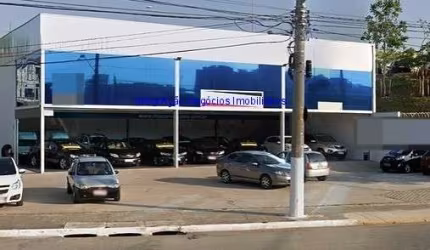 Loja 360m², 02 banheiros e 14 vagas de garagem.  Excelente localização entre as Ruas Garcia Lorca e Professor Arnaldo Amado Ferreira