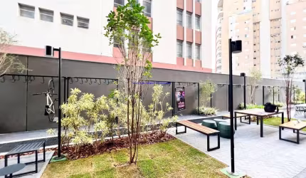 Apartamento Studio MOBILIADO 27m², 01 dormitório e 01 banheiro.  Condomínio com portaria, segurança, piscina, academia e salão de festa.  Excelente