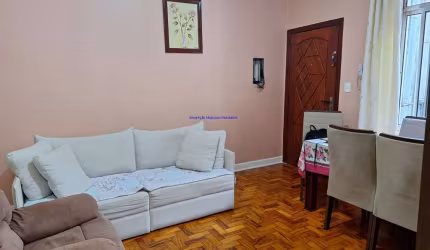 Apartamento arejado, reformado e ensolarado  78m² de área útil, 02 dormitórios e 01 banheiro.  Condomínio com portaria.  Excelente localização