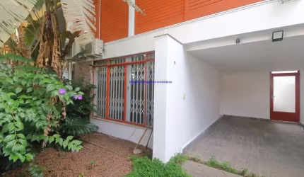 Casa Sobrado 200m², 03 dormitórios, 02 banheiros e 02 vagas de garagem.  Excelente localização, á 7 minutos andando para a estação do metrô