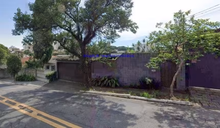 Casa  430m², 07 dormitórios (sendo 02 suítes), 06 banheiros e 04 vagas de garagem.   Excelente localização, entre as Ruas Zequinha de Abreu