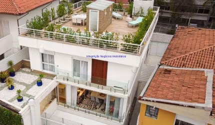 Casa Sobrado 450m², 03 dormitórios (sendo suítes), 04 banheiros e 04 vagas de garagem.  Excelente localização, entre as Ruas Garopaba, Itapitangui