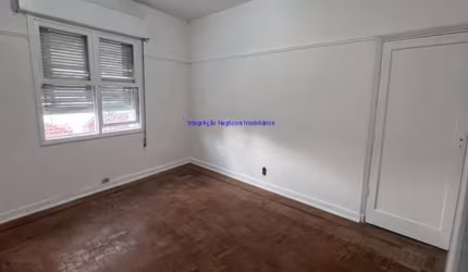 Apartamento 108m², 3 dormitórios e 2 banheiros.   Excelente localização, à 10 minutos andando para a Estação do Metrô São Joaquim.