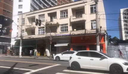Prédio 1000m², 14 apartamentos e 04 lojas no térreo.  Condomínio com portaria.  Excelente localização entre as Ruas Manuel da Nobrega, Bombeiros