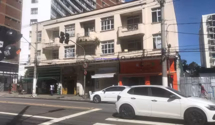 Prédio 1000m², 14 apartamentos e 04 lojas no térreo.  Condomínio com portaria.  Excelente localização entre as Ruas Manuel da Nobrega, Bombeiros